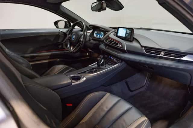 BMW i8 (2017) thumbnail 2