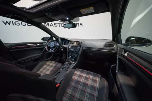 Volkswagen Golf (2015) thumbnail 2