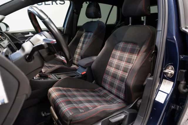 Volkswagen Golf (2015) thumbnail 4
