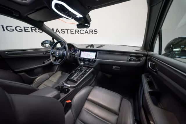 Porsche Macan (2023) thumbnail 2