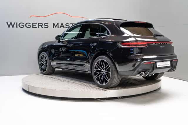 Porsche Macan (2023) thumbnail 3