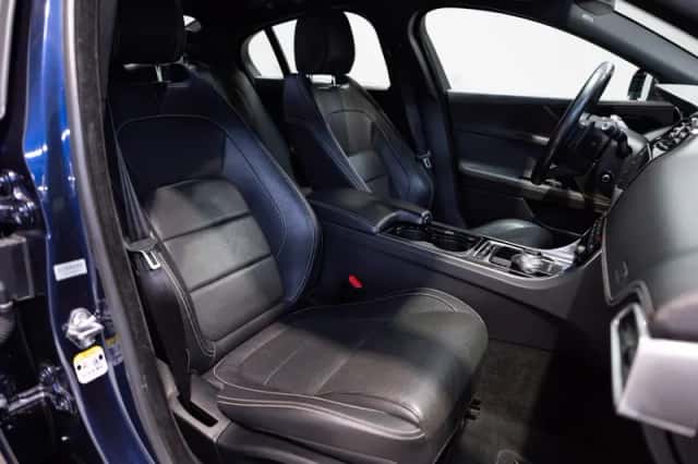 Jaguar XE (2015) thumbnail 4
