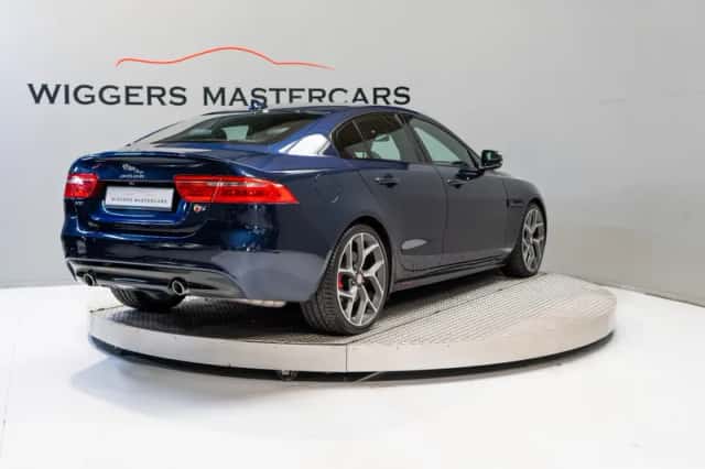 Jaguar XE (2015) thumbnail 5