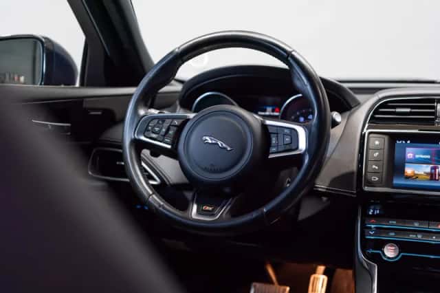 Jaguar XE (2015) thumbnail 6
