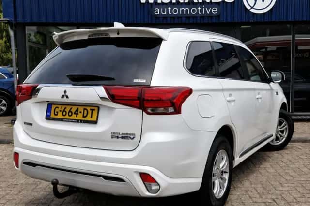 Mitsubishi Outlander (2019) thumbnail 5