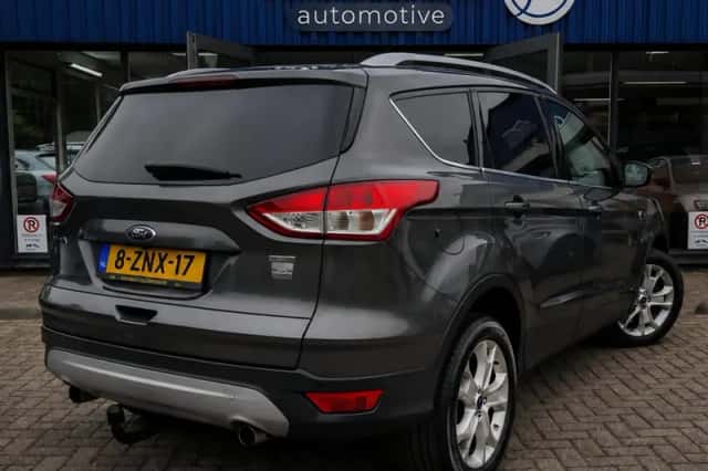 Ford Kuga (2015) thumbnail 3