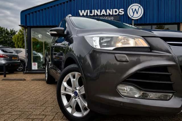 Ford Kuga (2015) thumbnail 4