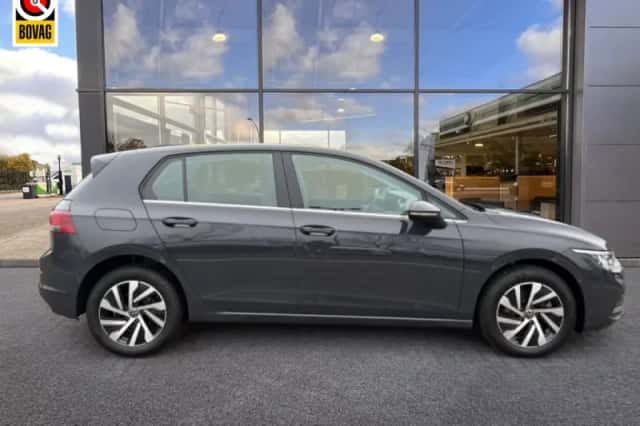 Volkswagen Golf (2022) thumbnail 2