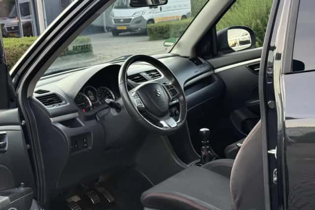 Suzuki Swift (2012) thumbnail 3