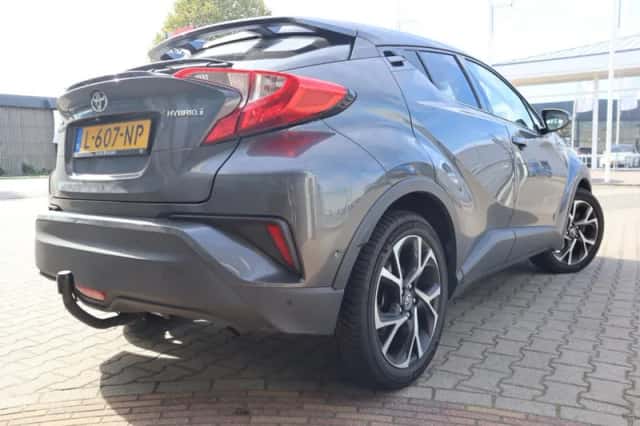 Toyota C-HR (2019) thumbnail 2