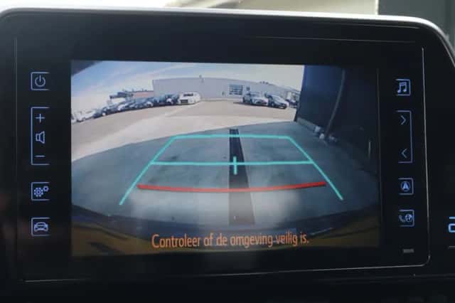 Toyota C-HR (2019) thumbnail 6