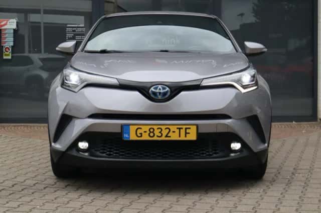 Toyota C-HR (2019) thumbnail 4
