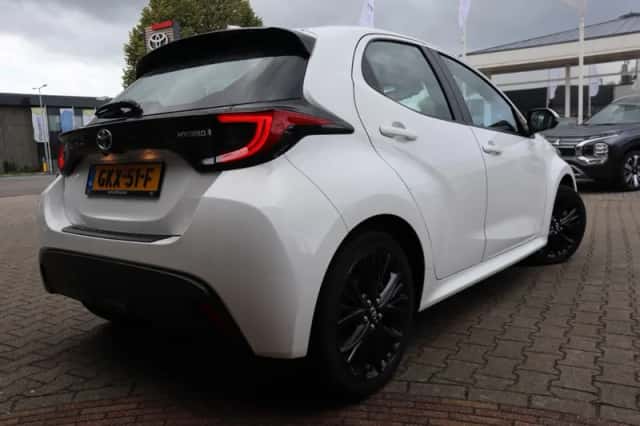 Toyota Yaris (2023) thumbnail 2