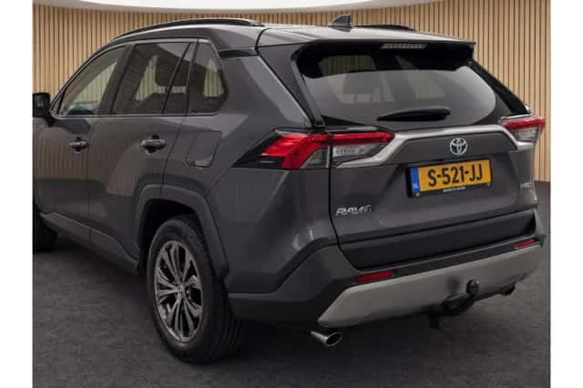 Toyota RAV4 (2023) thumbnail 3