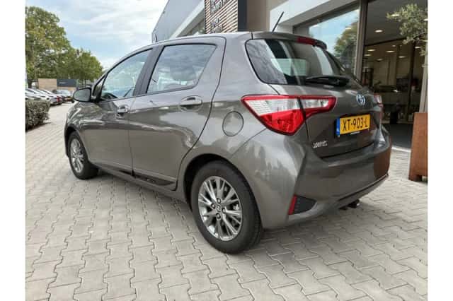 Toyota Yaris (2018) thumbnail 3