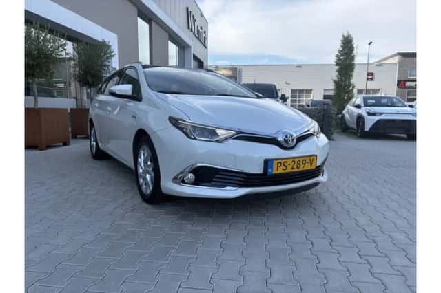 Toyota Auris (2017) thumbnail 2