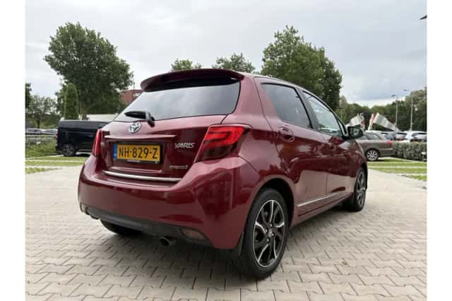 Toyota Yaris (2017) thumbnail 3