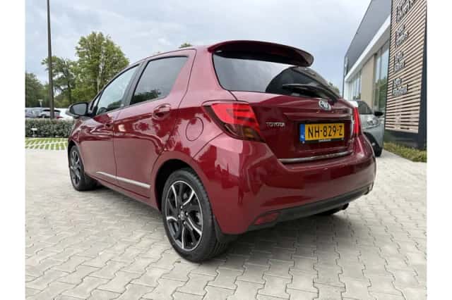 Toyota Yaris (2017) thumbnail 4