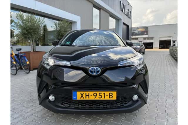Toyota C-HR (2018) thumbnail 2