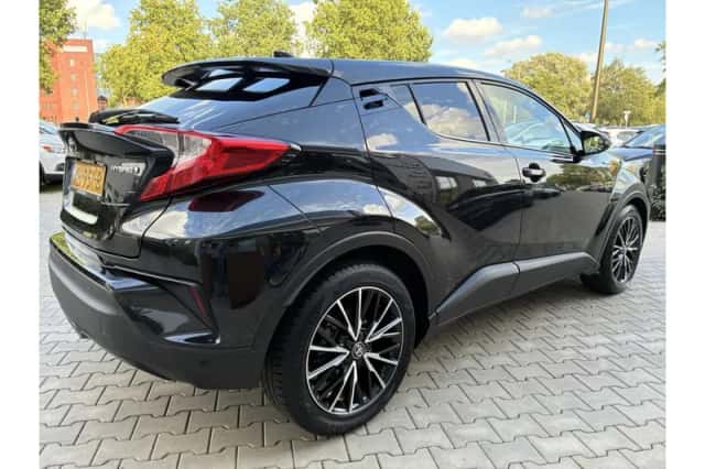 Toyota C-HR (2018) thumbnail 4