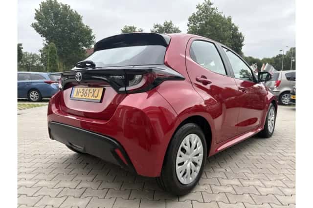 Toyota Yaris (2022) thumbnail 3
