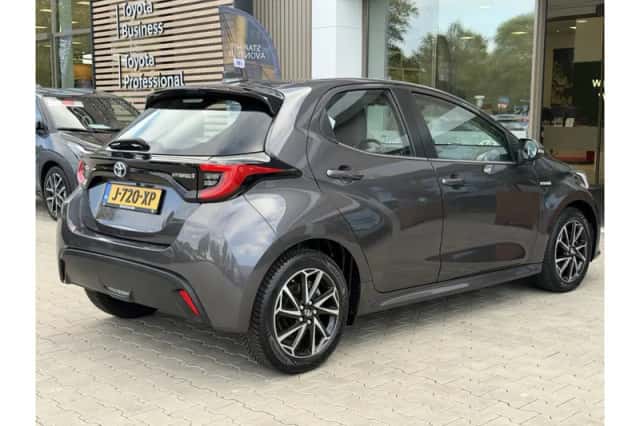 Toyota Yaris (2020) thumbnail 3