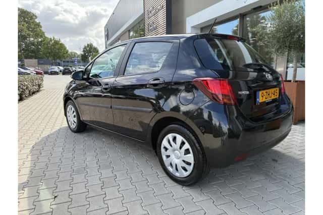 Toyota Yaris (2015) thumbnail 2