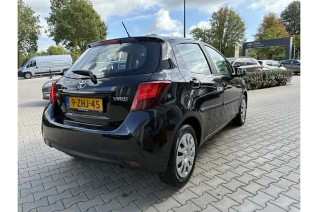 Toyota Yaris (2015) thumbnail 3