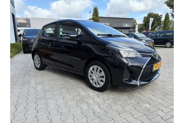 Toyota Yaris (2015) thumbnail 4