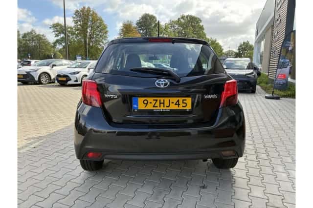 Toyota Yaris (2015) thumbnail 5