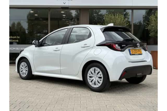 Toyota Yaris (2023) thumbnail 3