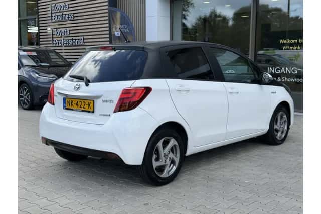 Toyota Yaris (2017) thumbnail 2