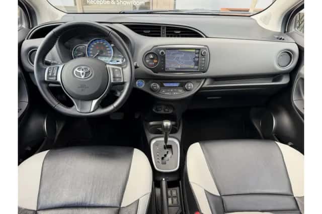 Toyota Yaris (2017) thumbnail 3