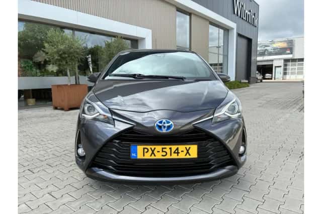Toyota Yaris (2017) thumbnail 2