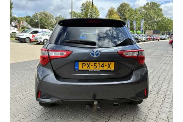 Toyota Yaris (2017) thumbnail 3