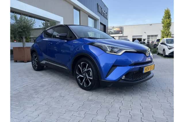 Toyota C-HR (2019) thumbnail 2