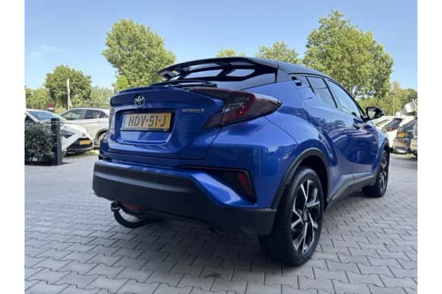 Toyota C-HR (2019) thumbnail 3