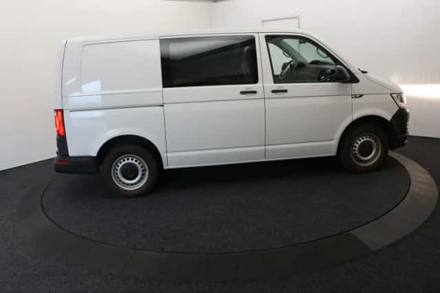 Volkswagen Transporter (2018) thumbnail 2