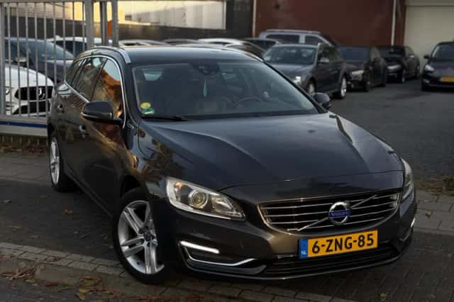 Volvo V60 (2015) thumbnail 1