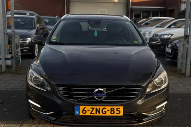 Volvo V60 (2015) thumbnail 2