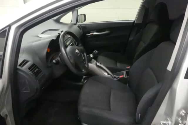 Toyota Auris (2007) thumbnail 2