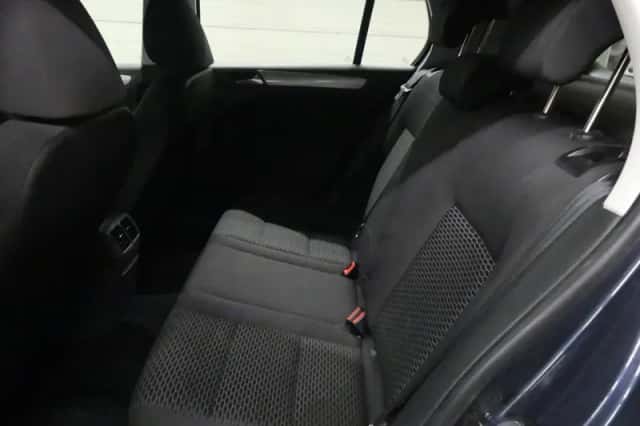 Volkswagen Golf (2009) thumbnail 4