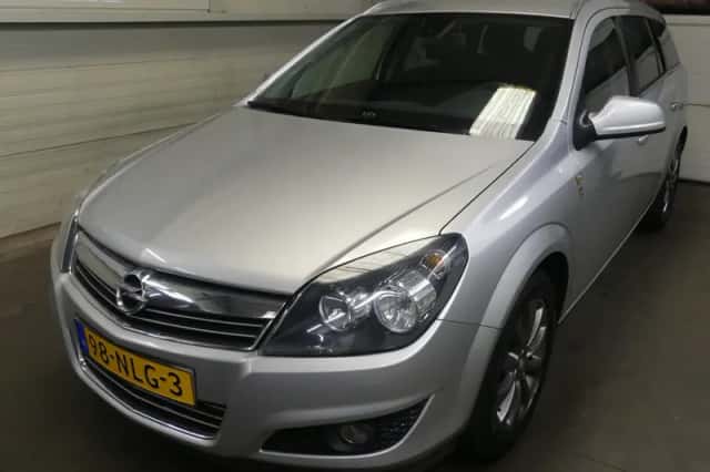 Opel Astra (2010) thumbnail 1