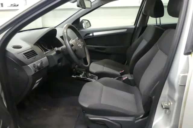 Opel Astra (2010) thumbnail 2