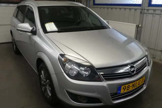 Opel Astra (2010) thumbnail 3