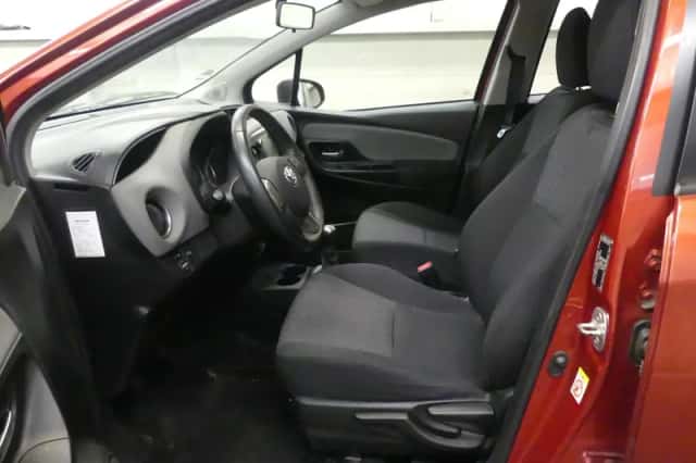 Toyota Yaris (2015) thumbnail 2
