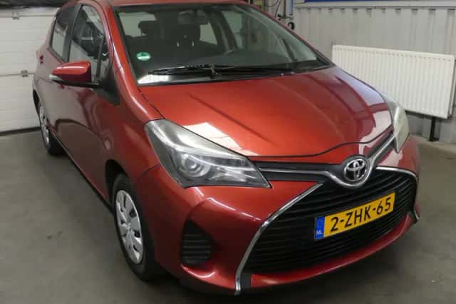 Toyota Yaris (2015) thumbnail 3