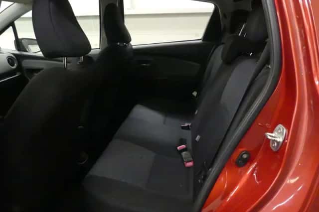 Toyota Yaris (2015) thumbnail 4