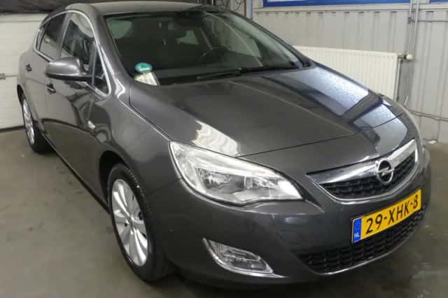 Opel Astra (2012) thumbnail 3
