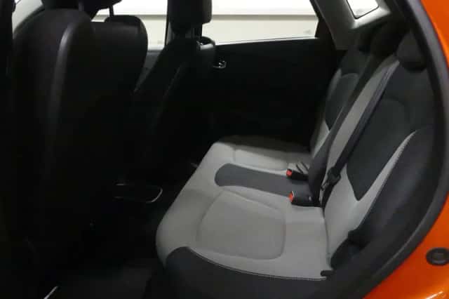 Renault Captur (2015) thumbnail 4